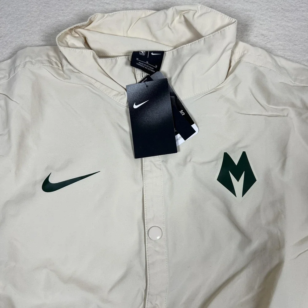 Milwaukee Bucks Jacket Mens Medium Cream NBA Basketball Nike M Logo Hooded Nylon
